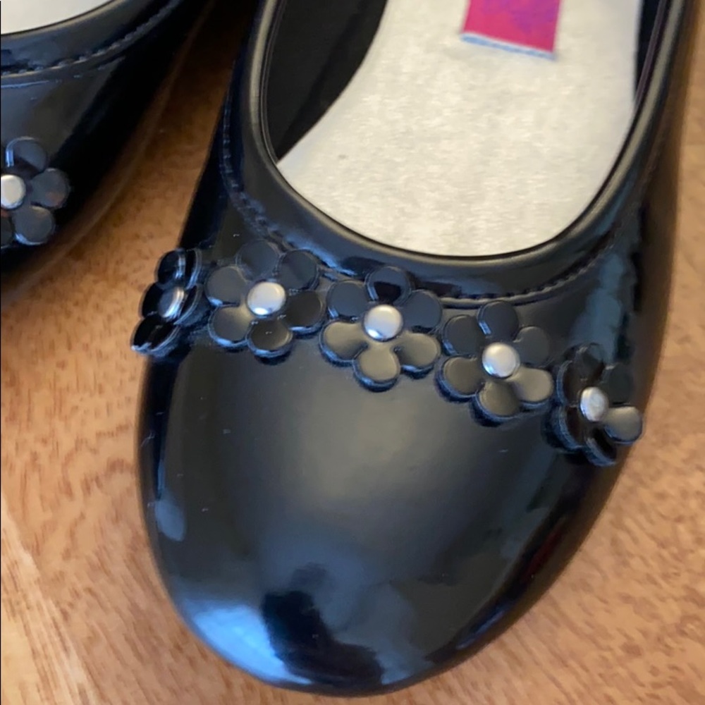 Black balerinas/ dress shoes with flowers for girl - Picture 4 of 5